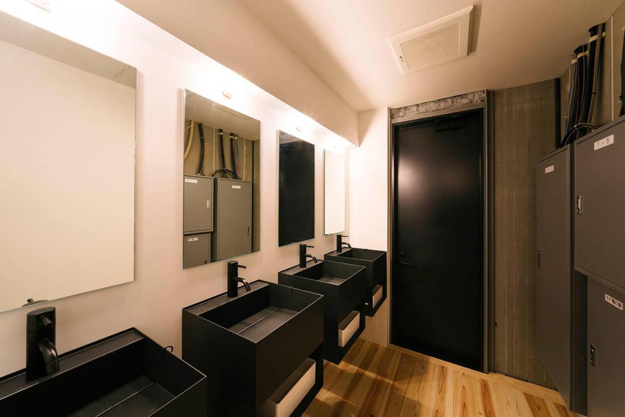 Manga Art Hotel, * Tōkyō